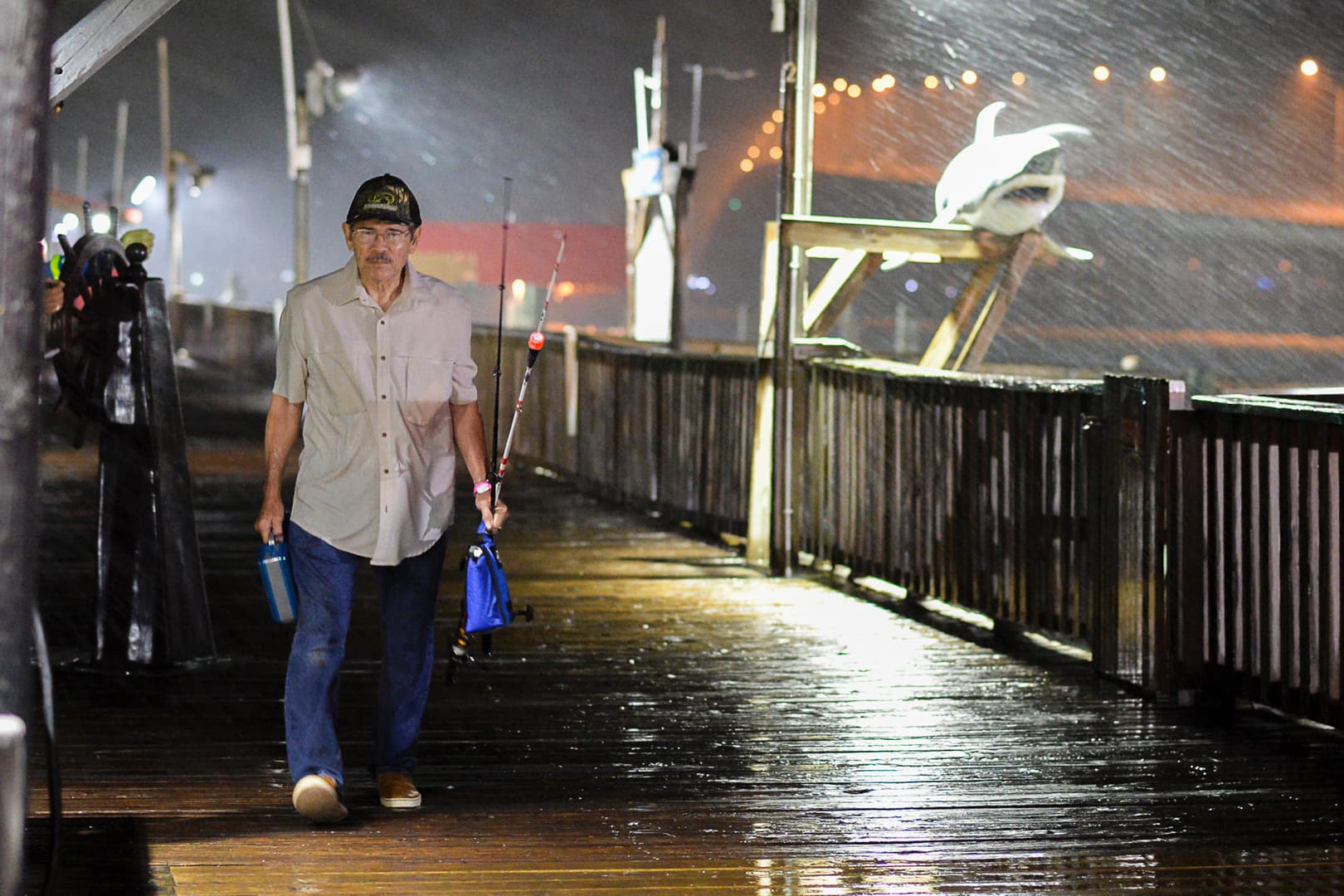 Ein Fischer verlässt bei starkem Regen einen Steg im Hafen von Port Isabel an der texanischen Golfküste.