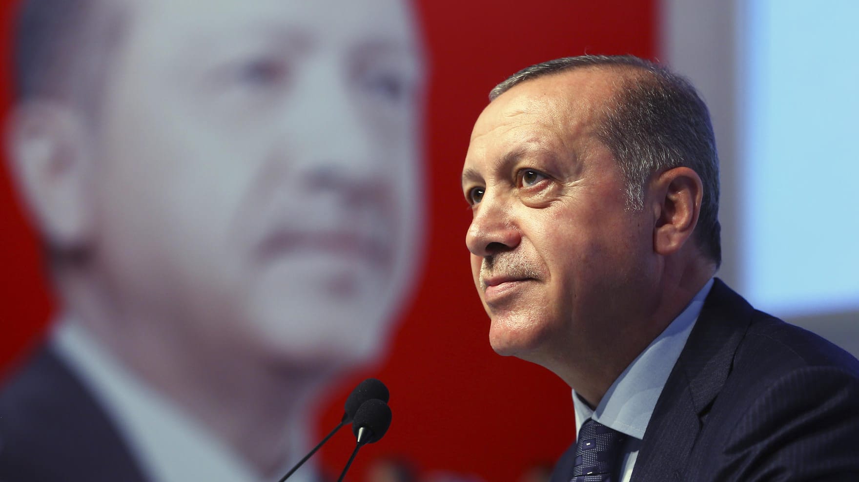 Erdogan hat mit den neuen Dekreten auch direkten Zugriff auf den Geheimdienst. Erdogan hat mit den neuen Dekreten auch direkten Zugriff auf den Geheimdienst.