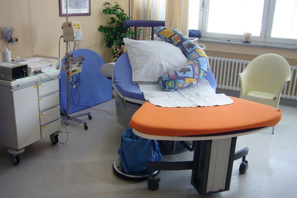 Eine leere Entbindungsstation eines Kreißsaals in München.