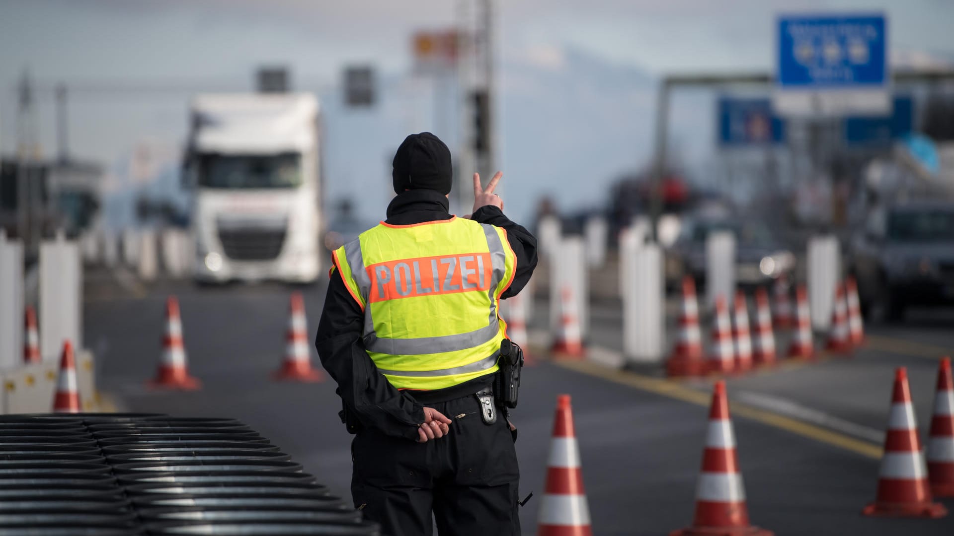 Die Grenzkontrollen zu Österreich müssten nach geltendem Recht wohl auslaufen – Merkel will sie trotzdem verlängern. Die Grenzkontrollen zu Österreich müssten nach geltendem Recht wohl auslaufen – Merkel will sie trotzdem verlängern.
