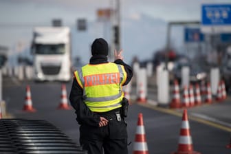 Die Grenzkontrollen zu Österreich müssten nach geltendem Recht wohl auslaufen – Merkel will sie trotzdem verlängern.