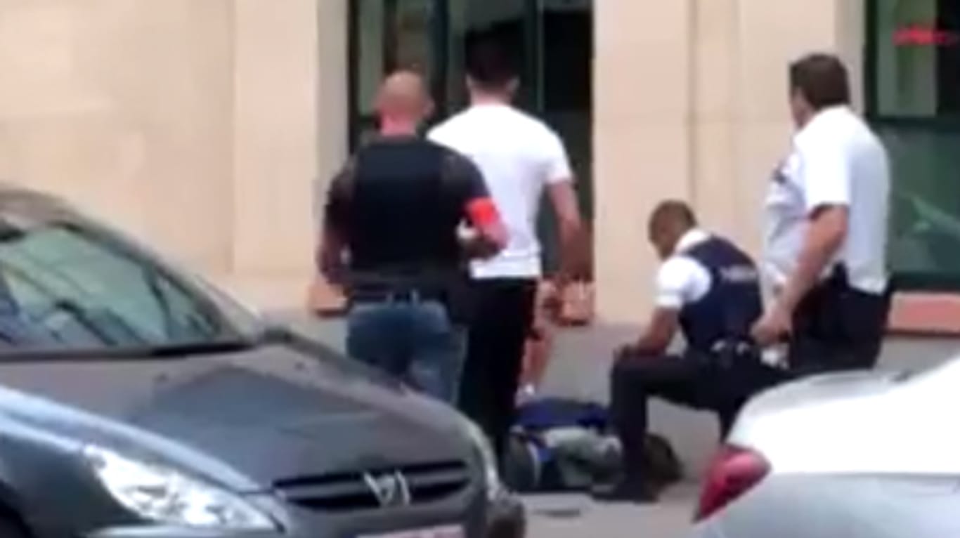 Einsatzkräfte der Polizei und Soldaten, nehmen in Brüssel einen Angreifer fest, der zwei Soldaten mit einem Messer angegriffen hatte und niedergeschossen wurde.