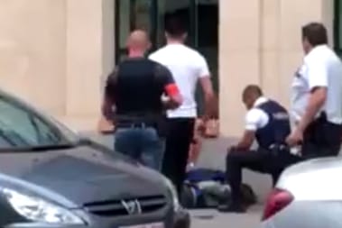 Einsatzkräfte der Polizei und Soldaten, nehmen in Brüssel einen Angreifer fest, der zwei Soldaten mit einem Messer angegriffen hatte und niedergeschossen wurde.