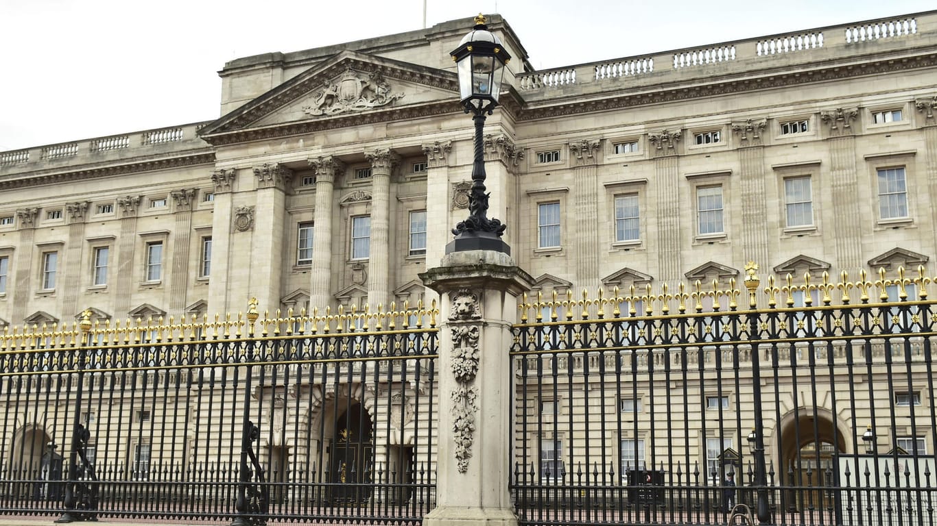 In London ist ein Mann nach einem Angriff auf Polizisten vor dem Buckingham-Palast festgenommen worden. Der Angreifer habe zwei Beamte mit einem Messer leicht verletzt, teilte die Polizei mit.