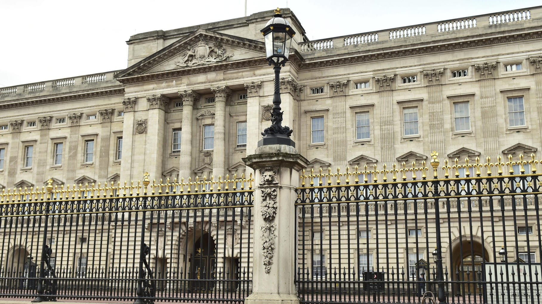 In London ist ein Mann nach einem Angriff auf Polizisten vor dem Buckingham-Palast festgenommen worden. Der Angreifer habe zwei Beamte mit einem Messer leicht verletzt, teilte die Polizei mit. In London ist ein Mann nach einem Angriff auf Polizisten vor dem Buckingham-Palast festgenommen worden. Der Angreifer habe zwei Beamte mit einem Messer leicht verletzt, teilte die Polizei mit.