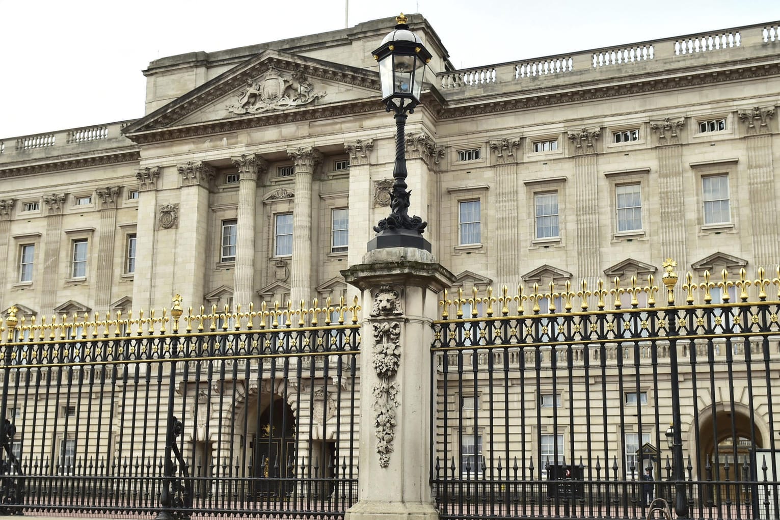In London ist ein Mann nach einem Angriff auf Polizisten vor dem Buckingham-Palast festgenommen worden. Der Angreifer habe zwei Beamte mit einem Messer leicht verletzt, teilte die Polizei mit.
