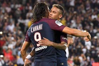 Neymar (rechts) und Edinson Cavani bejubeln den Sieg über St.Etienne
