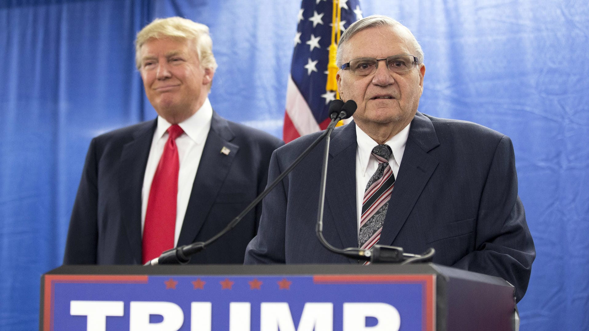 US-Präsident Donald Trump (l) im Januar 2016 mit dem damaligen Sheriff Joe Arpaio. US-Präsident Donald Trump (l) im Januar 2016 mit dem damaligen Sheriff Joe Arpaio.
