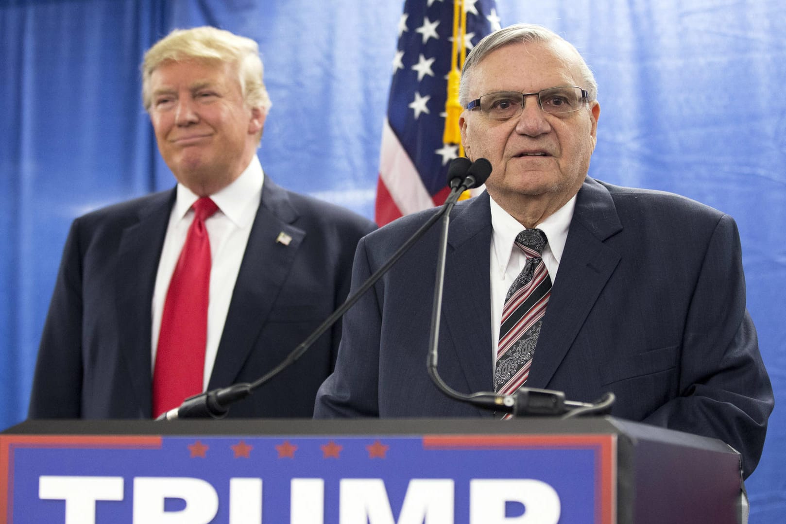 US-Präsident Donald Trump (l) im Januar 2016 mit dem damaligen Sheriff Joe Arpaio.