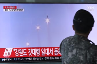 Ein Soldat sieht auf einem Monitor im Bahnhof von Seoul (Südkorea) die Aufnahme eines nordkoreanischen Raketenstarts an.