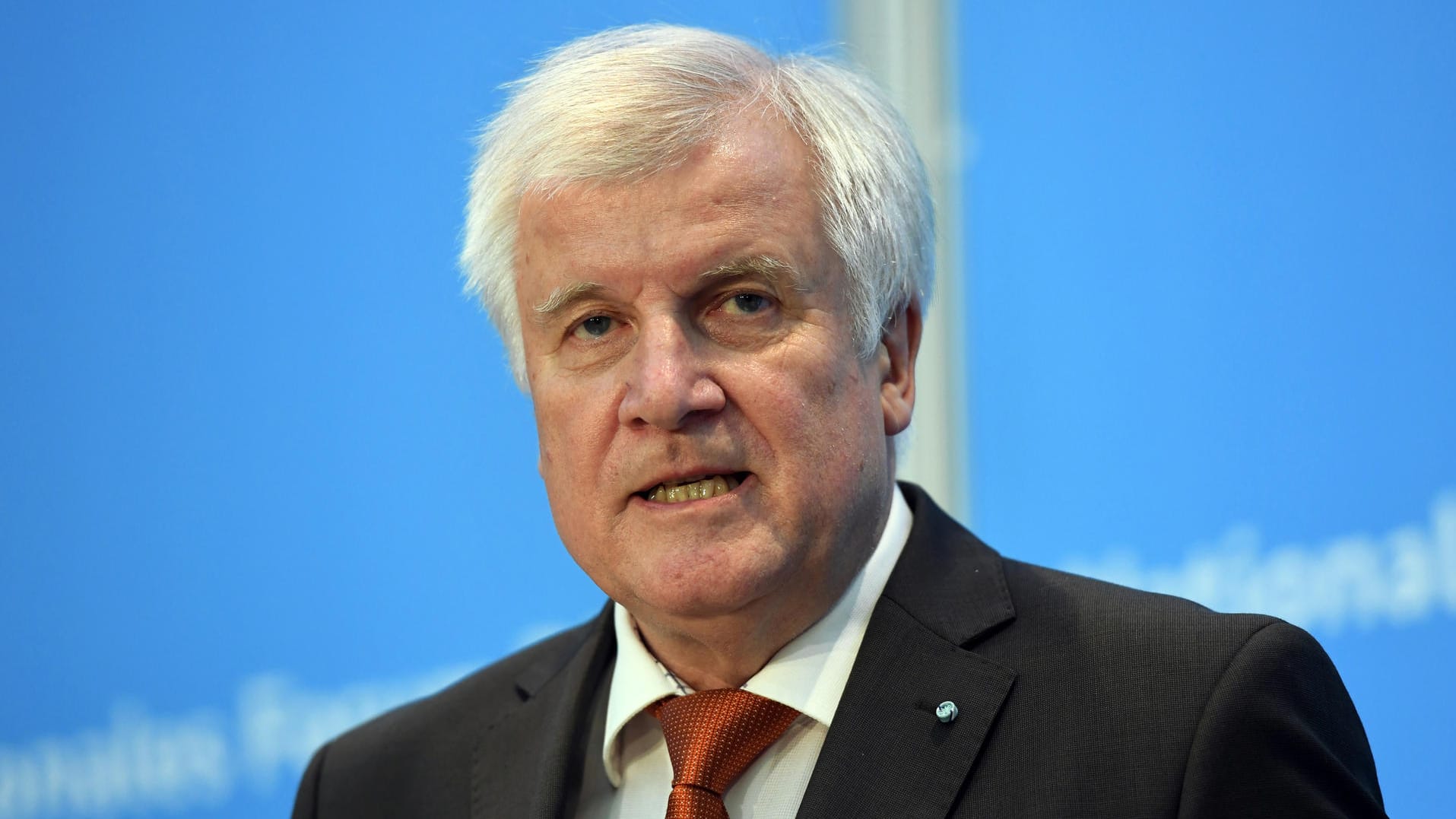 Bayerns Ministerpräsident Horst Seehofer (CSU) stellt sich entschieden gegen ein Verbot von Verbrennungsmotoren. Bayerns Ministerpräsident Horst Seehofer (CSU) stellt sich entschieden gegen ein Verbot von Verbrennungsmotoren.