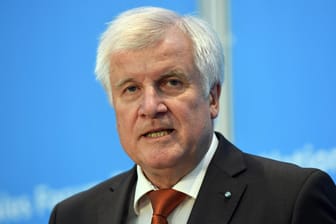 Bayerns Ministerpräsident Horst Seehofer (CSU) stellt sich entschieden gegen ein Verbot von Verbrennungsmotoren.