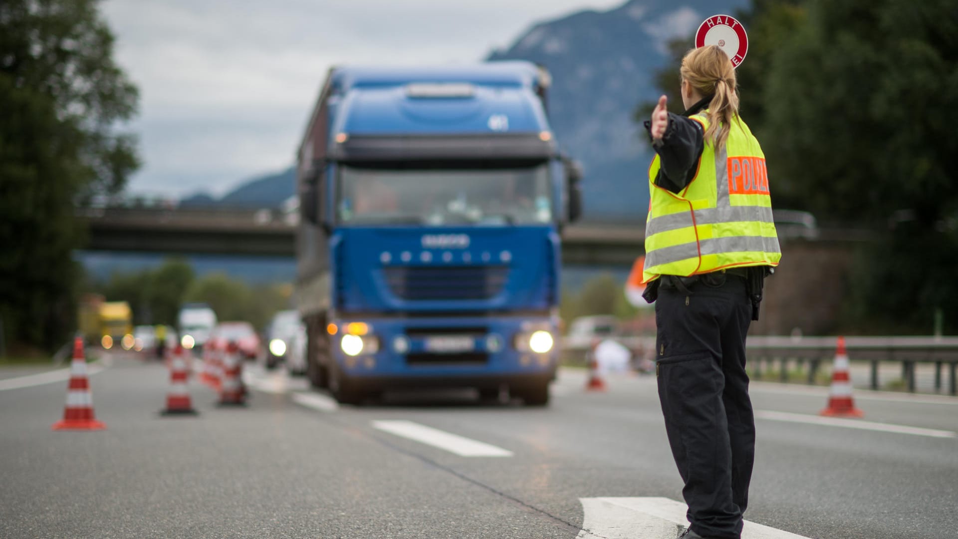 Österreichs Innenminister Wolfgang Sobotka fehlt ein gesamteuropäisches Sicherheitskonzept, deshalb müsse man weiterhin an nationalen Maßnahmen festhalten. Österreichs Innenminister Wolfgang Sobotka fehlt ein gesamteuropäisches Sicherheitskonzept, deshalb müsse man weiterhin an nationalen Maßnahmen festhalten.