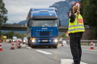 Österreichs Innenminister Wolfgang Sobotka fehlt ein gesamteuropäisches Sicherheitskonzept, deshalb müsse man weiterhin an nationalen Maßnahmen festhalten.