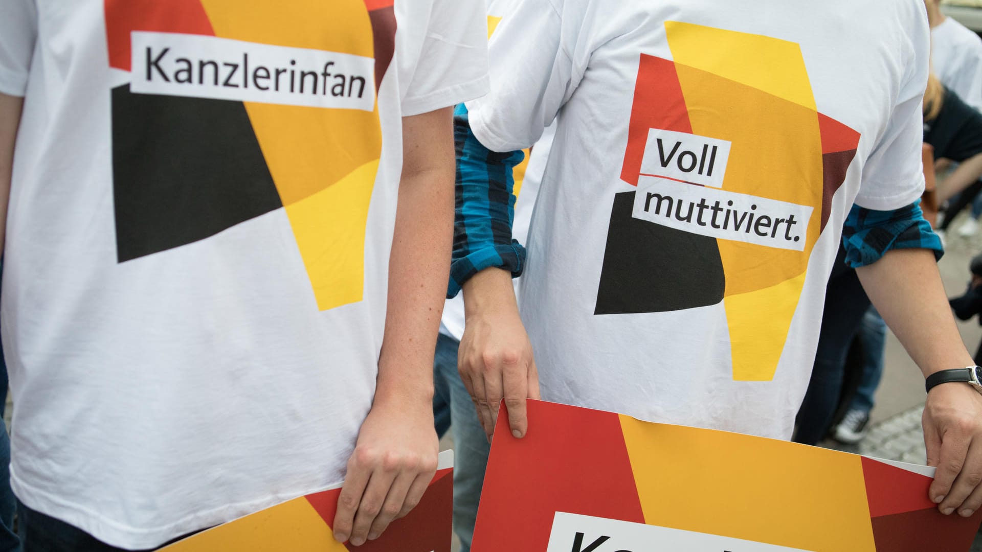 In Vacha wurde ein 21-jährigen Wahlkampfhelfer der CDU nach einer Veranstaltung wegen seines T-Shirts mit der Aufschrift "Kanzlerinfan" angegriffen und leicht verletzt. In Vacha wurde ein 21-jährigen Wahlkampfhelfer der CDU nach einer Veranstaltung wegen seines T-Shirts mit der Aufschrift "Kanzlerinfan" angegriffen und leicht verletzt.