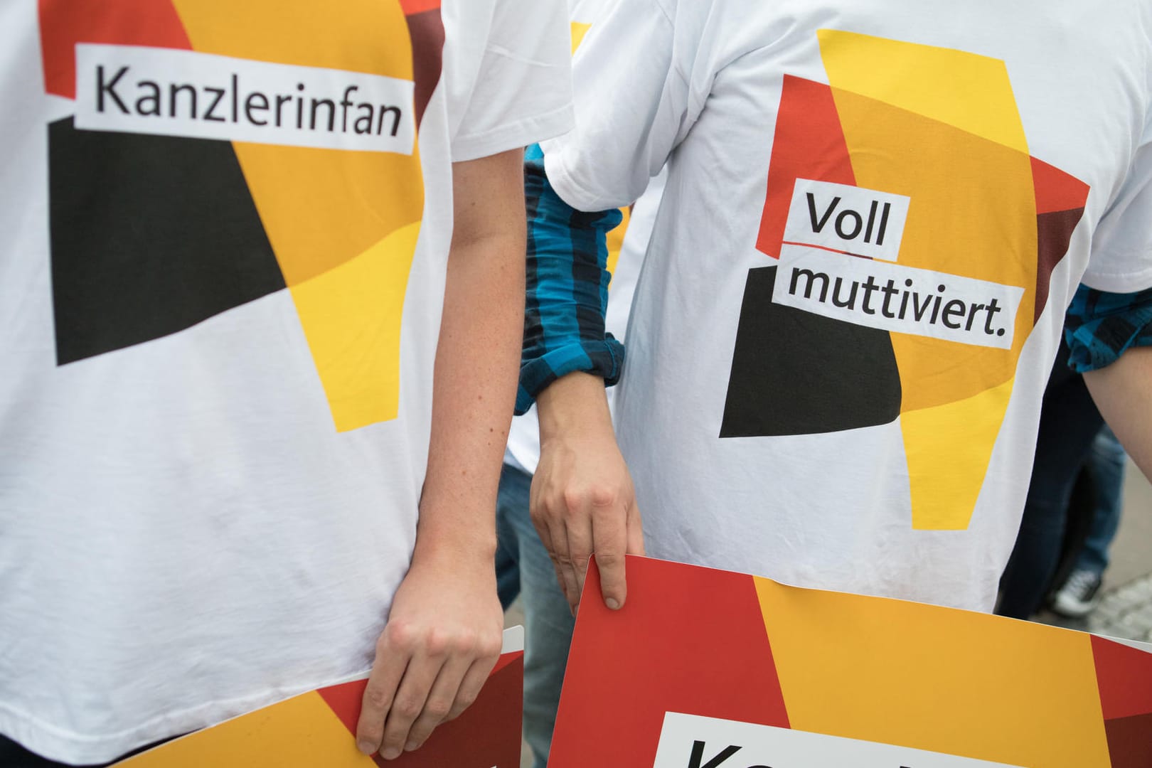 In Vacha wurde ein 21-jährigen Wahlkampfhelfer der CDU nach einer Veranstaltung wegen seines T-Shirts mit der Aufschrift "Kanzlerinfan" angegriffen und leicht verletzt.