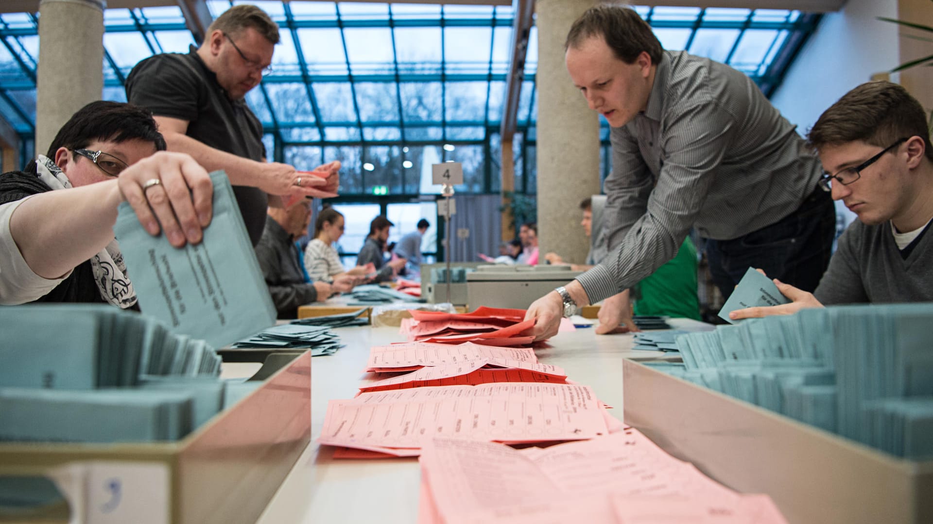 Portokosten und Zuwendungen für Wahlhelfer: die Bundestagswahl 2017 wird so teuer wie nie zuvor. Portokosten und Zuwendungen für Wahlhelfer: die Bundestagswahl 2017 wird so teuer wie nie zuvor.