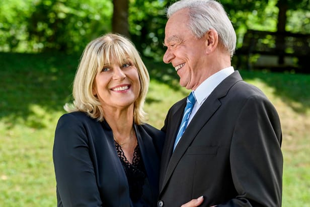 Charlotte (Mona Seefried, l.) und Werner (Dirk Galuba, r.) sagen wieder "Ja".