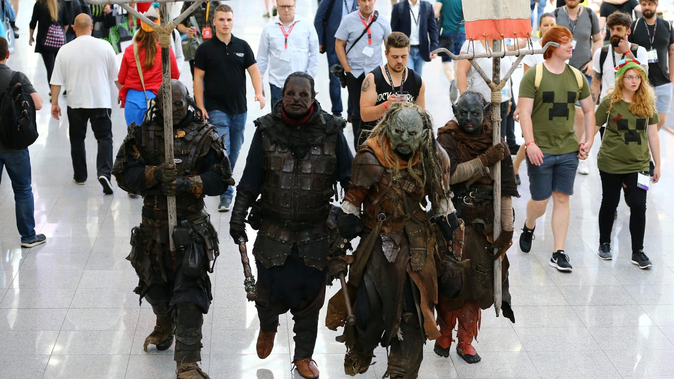 Eine Gruppe Spieler verkleidet als Charaktere aus "Mittelerde: Schatten des Krieges"