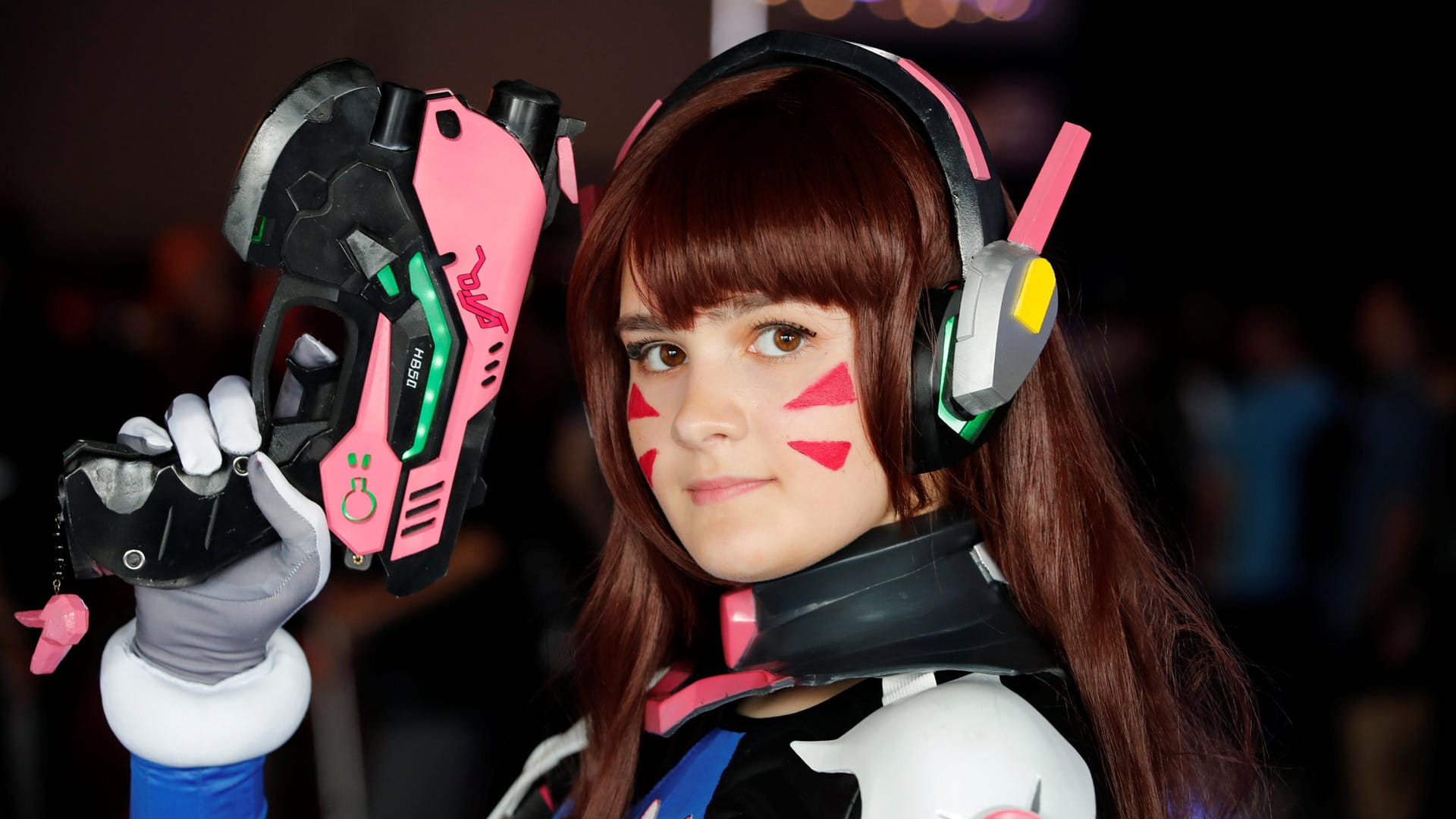 Spielerin als "D.Va" aus "Overwatch".