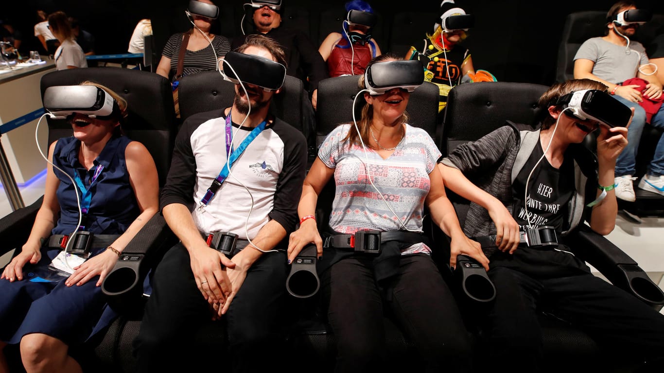 Eine Achterbahnfahrt - per Virtual Reality-Brille.