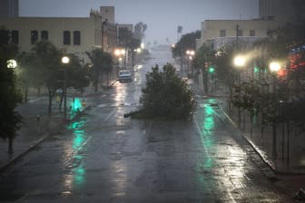 Ein abgeknickter Baum liegt in Corpus Christi (Texas) auf der Straße.