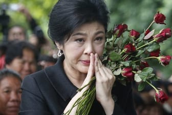 Mit Rosen im Arm kam Thailands Ex-Ministerpräsidentin Yingluck Shinawatra am 21.