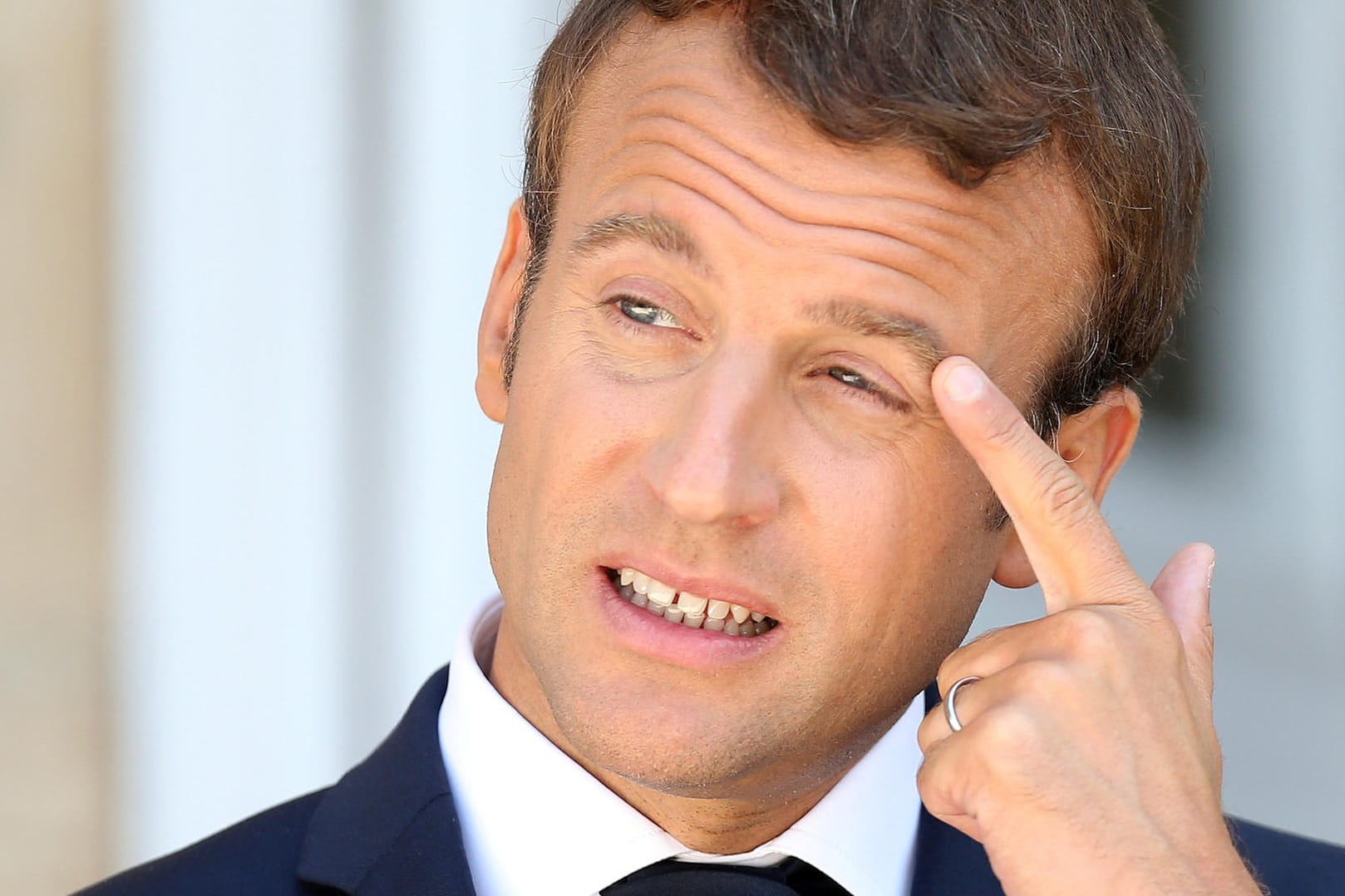 Frankreichs Präsident Emmanuel Macron gibt 26.000 Euro für sein Make-up aus.