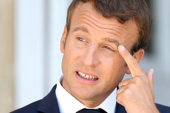 Frankreichs Präsident Emmanuel Macron gibt 26.000 Euro für sein Make-up aus.