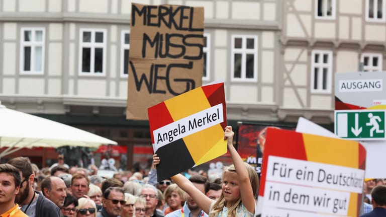 Bei einem Wahlkampfauftritt von Angela Merkel in Quedlingburg kam es zu einem Pfeifkonzert und Protestrufen.