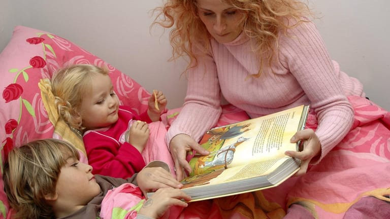Ein Einschlafritual wie zum Beispiel das gemeinsame Lesen eines Buches kann Kindern das Einschlafen vereinfachen.