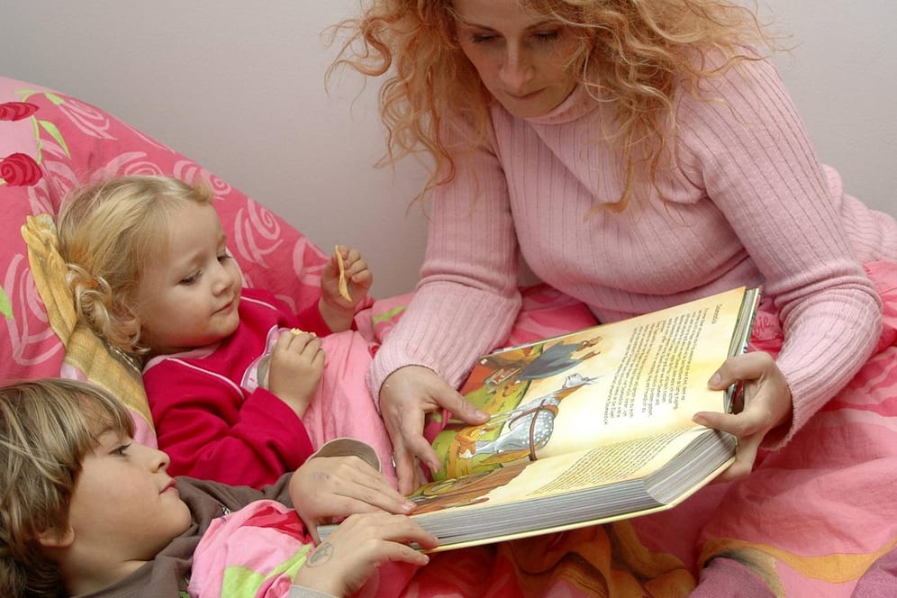 Ein Einschlafritual wie zum Beispiel das gemeinsame Lesen eines Buches kann Kindern das Einschlafen vereinfachen.