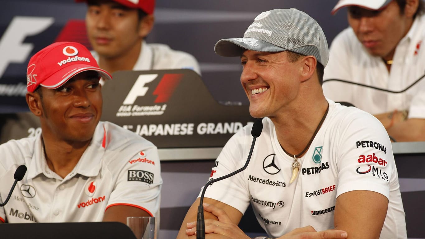 Michael Schumacher (rechts) und Lewis Hamilton bei einer Pressekonferenz im Jahr 2010