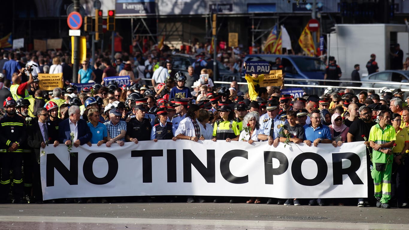 Unter dem Motto "No tinc por" (Katalanisch für: Ich habe keine Angst) haben Zehntausende in Barcelona gegen Terror demonstriert.