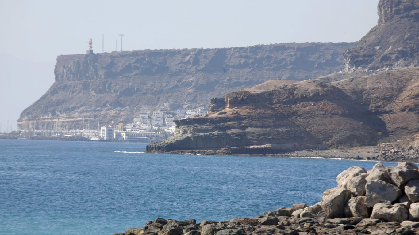 Blick auf Gran Canaria. Vor der Küste der Kanaren treibt ein brennender Frachter. (Archivbild)