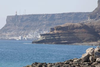 Blick auf Gran Canaria. Vor der Küste der Kanaren treibt ein brennender Frachter. (Archivbild)