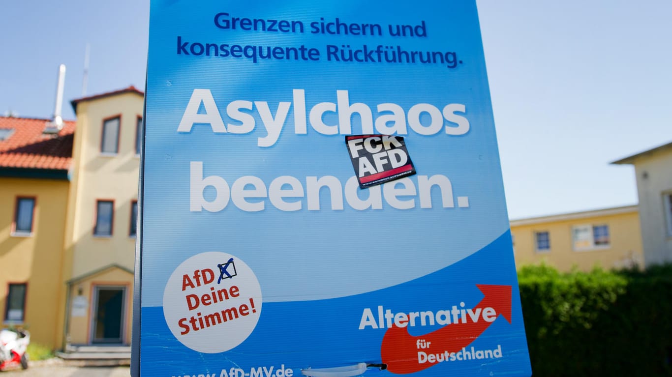 Ein Wahlplakat der AfD wirbt mit dem Schriftzug "Asylchaos beenden".