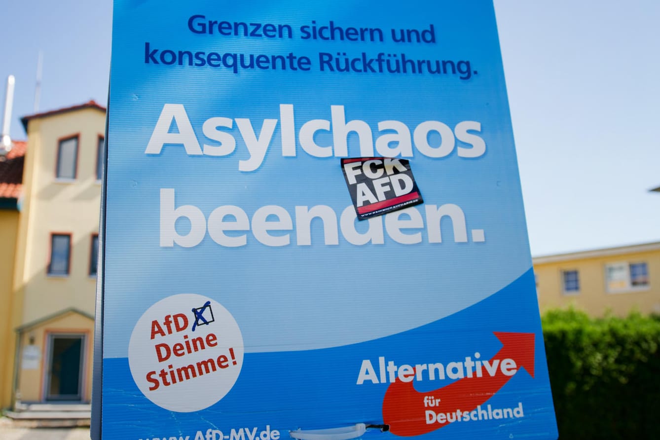 Ein Wahlplakat der AfD wirbt mit dem Schriftzug "Asylchaos beenden".