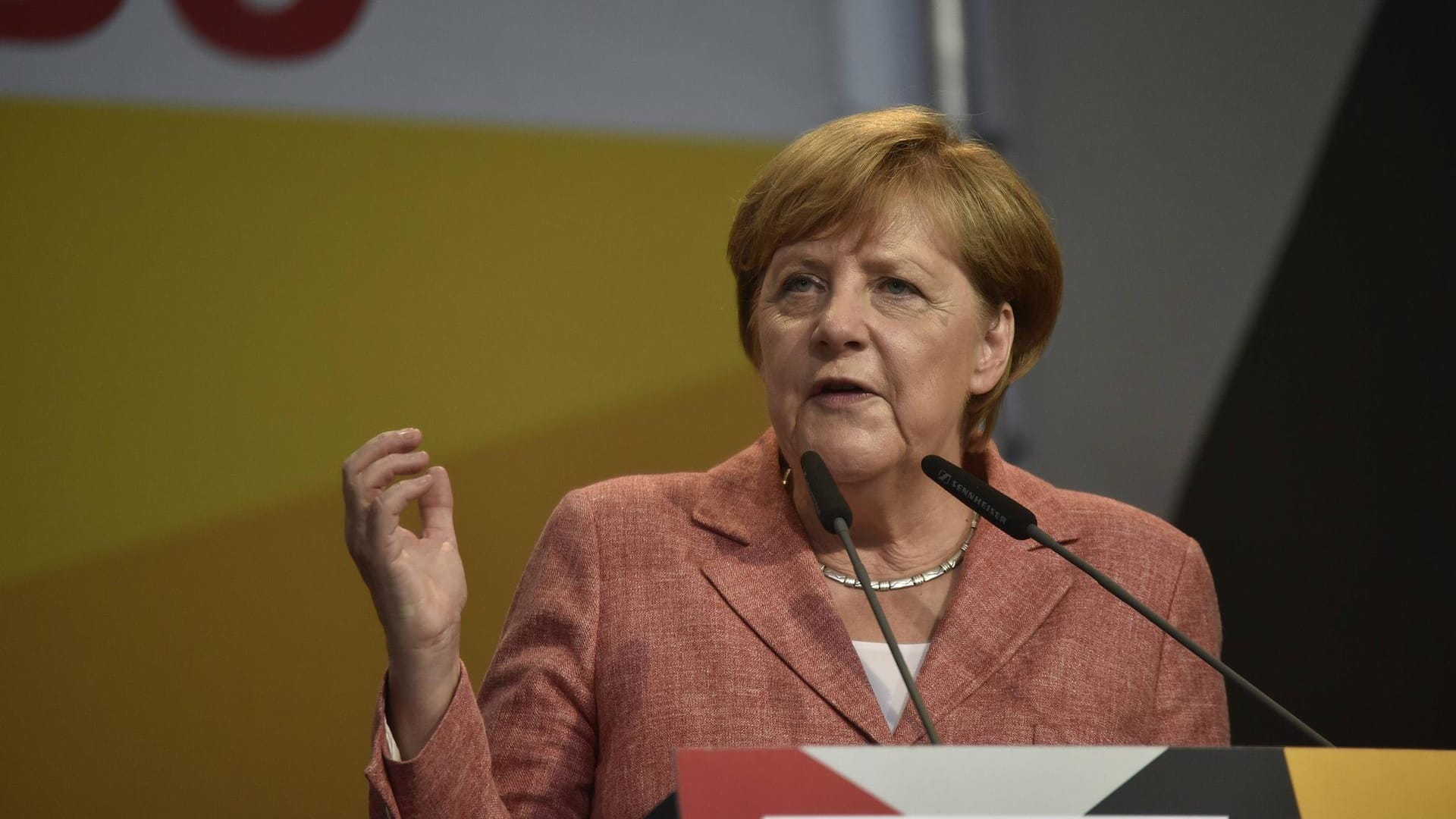 Kanzlerin Angela Merkel will die Vorwürfe gegen die libysche Küstenwache aufklären. Kanzlerin Angela Merkel will die Vorwürfe gegen die libysche Küstenwache aufklären.