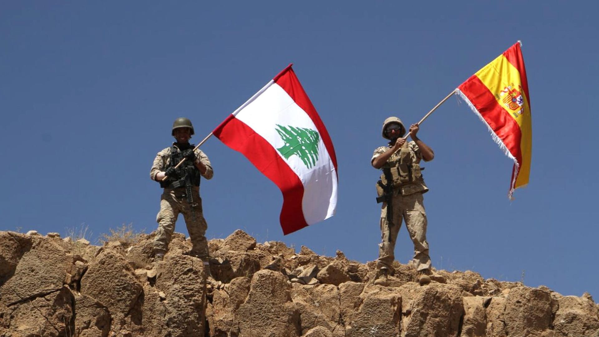 Soldaten der libanesischen Armee schwenken die libanesische und die spanische Flagge, um nach dem Terroranschlag in Barcelona Solidarität zu zeigen. Soldaten der libanesischen Armee schwenken die libanesische und die spanische Flagge, um nach dem Terroranschlag in Barcelona Solidarität zu zeigen.