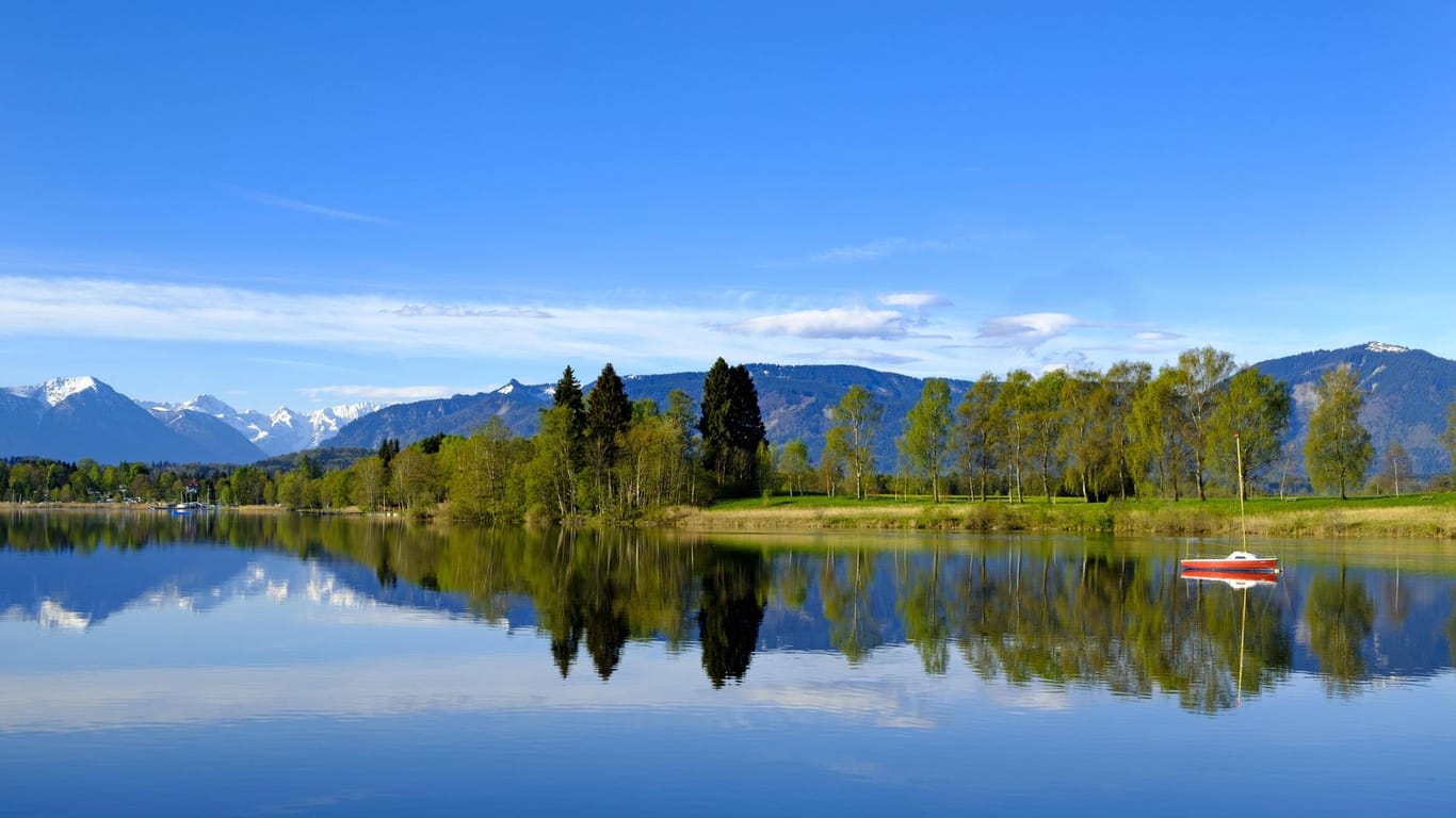 Der Staffelsee in Oberbayern: Hier findet am 15. August das Fischerstechen statt.