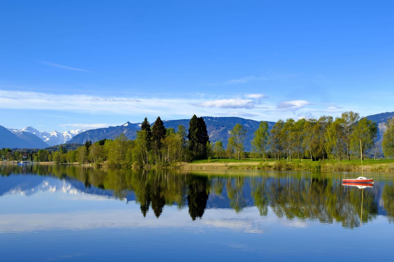 Der Staffelsee in Oberbayern: Hier findet am 15. August das Fischerstechen statt.