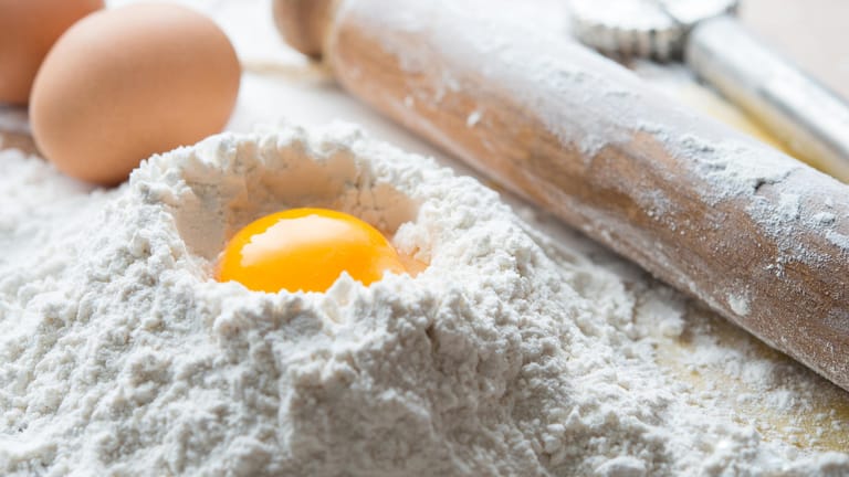 Bei luftigen Kuchen, Muffins und vielen Broten dient das Ei hauptsächlich als Backtriebmittel. Es kann aber ersetzt werden.