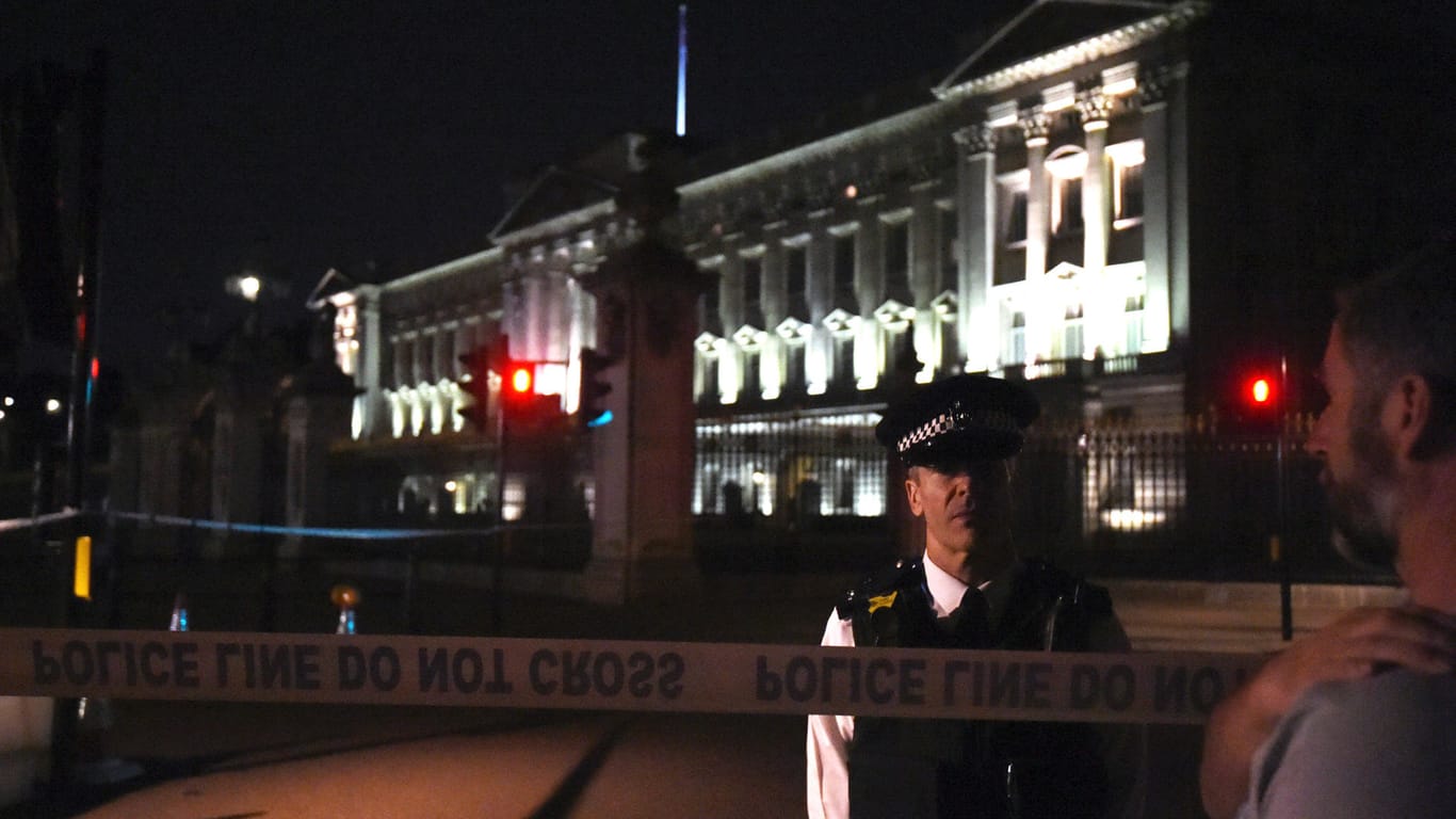 Bei der Schwert-Attacke in London wurden zwei Polizisten leicht verletzt.