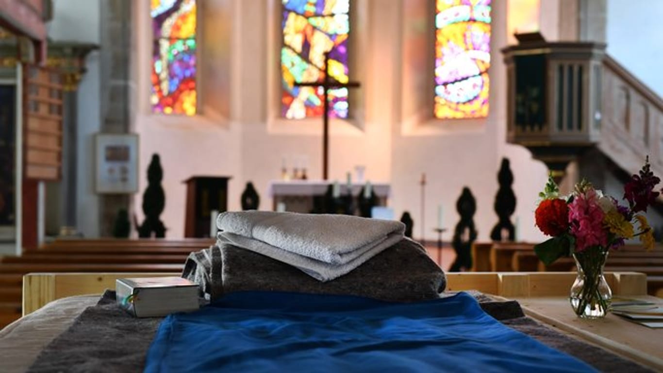Bett mit Blick auf den Altar in der Michaeliskirche in Neustadt am Rennsteig.