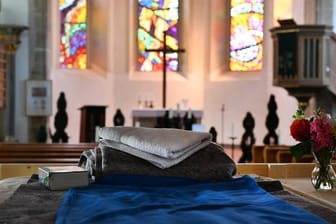 Bett mit Blick auf den Altar in der Michaeliskirche in Neustadt am Rennsteig.