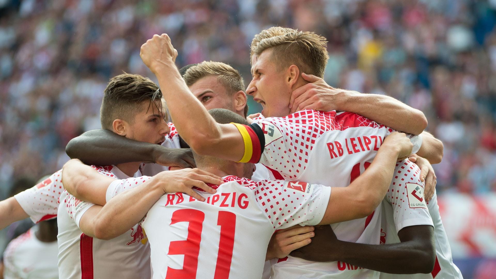 Leipzigs Willi Orban (4.v.l.) jubelt nach seinem Tor zum 2:1.