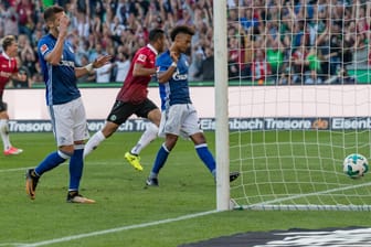 Das 1:0 für Hannover - die Schalker konnten nur hilflos zusehen.