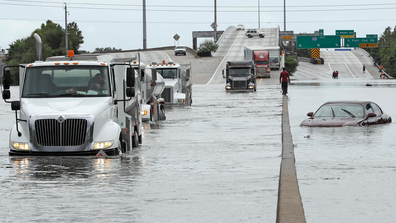 Teile der Interstate 610 in Houston stehen unter Wasser.