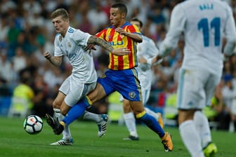 Toni Kroos (li.) im Zweikampf mit Valencias Rodrigo Moreno.